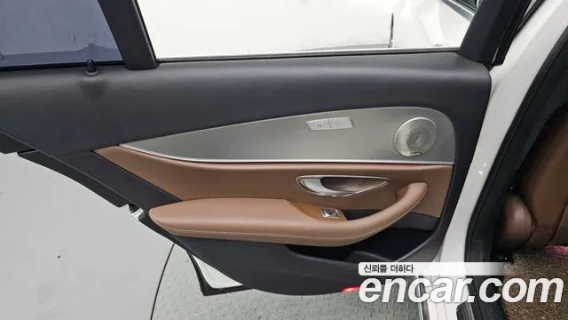 Mercedes-Benz E-Class 2019 — фото 15