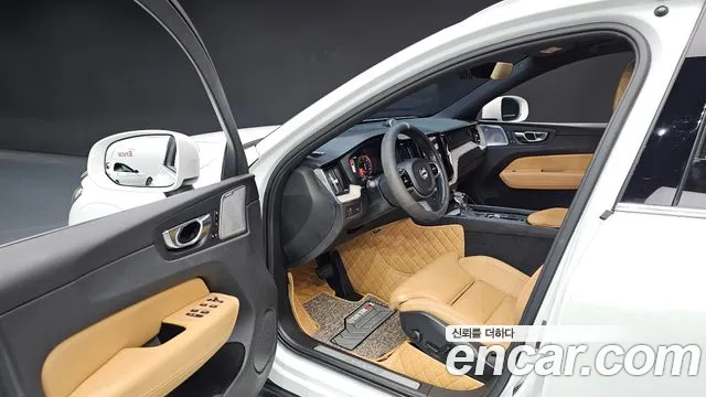 Volvo XC60 2018 — фото 11