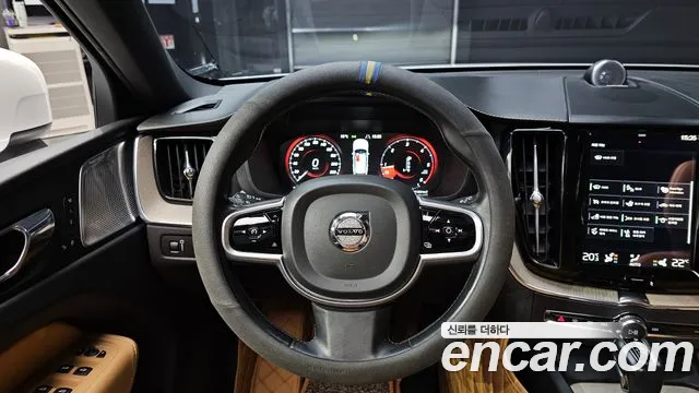 Volvo XC60 2018 — фото 13