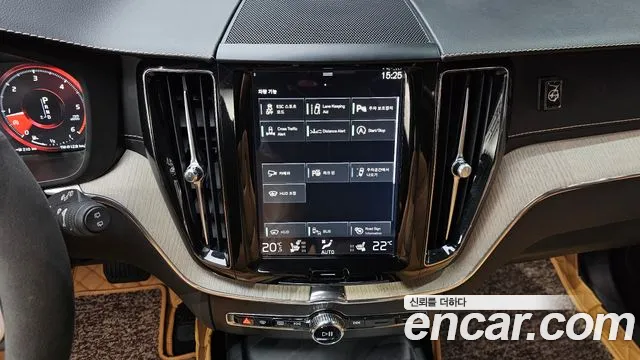 Volvo XC60 2018 — фото 18
