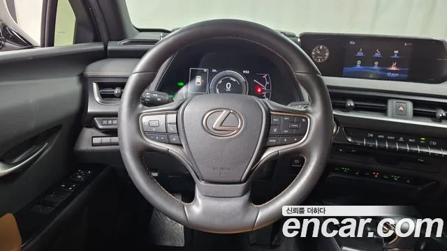 Lexus UX 2020 — фото 13