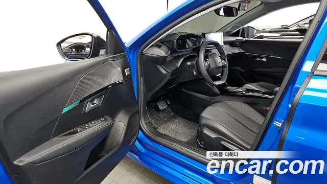Peugeot 208 2022 — фото 13
