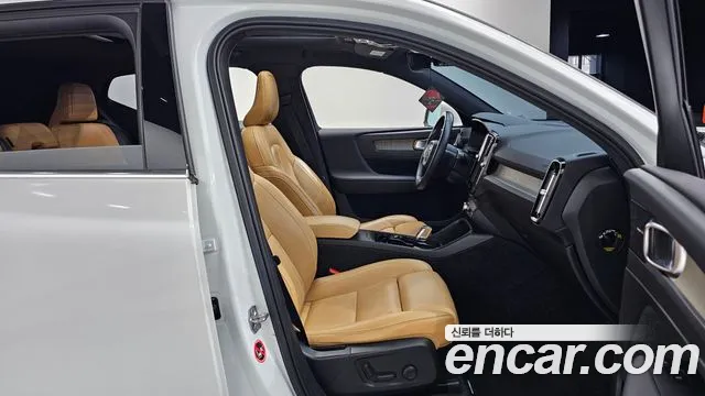 Volvo XC40 2020 — фото 17