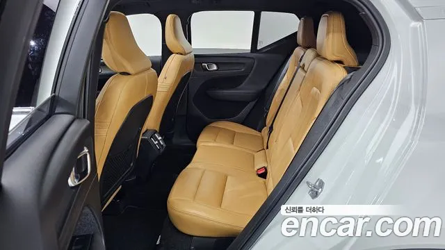 Volvo XC40 2020 — фото 18