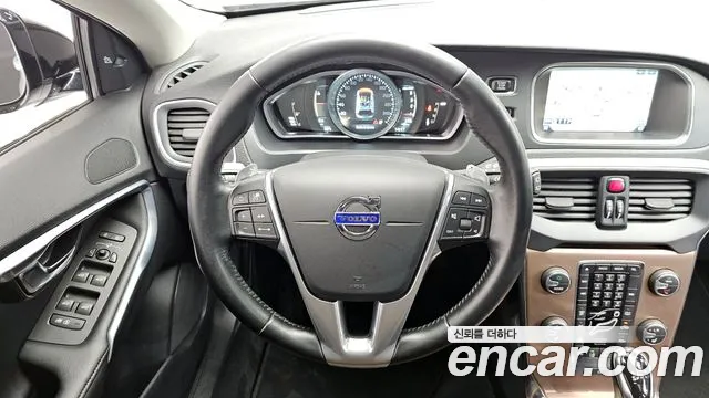 Volvo V40 2015 — фото 12