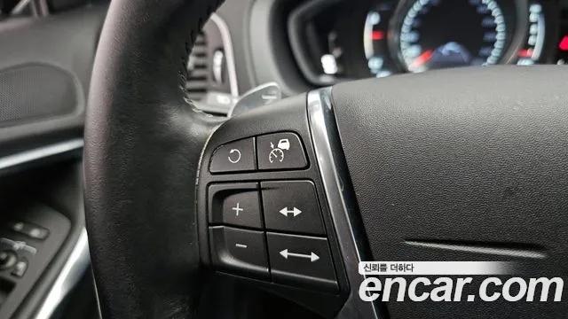 Volvo V40 2015 — фото 14