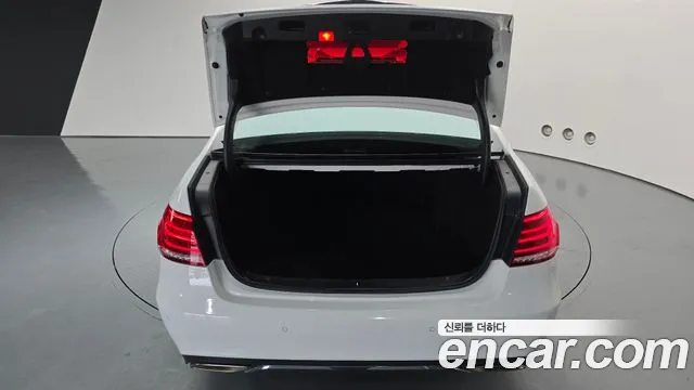 Mercedes-Benz E-Class 2015 — фото 20