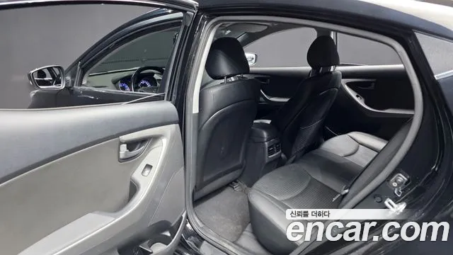 Hyundai AVANTE 2014 — фото 16