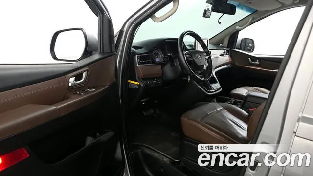 Hyundai Starex 2019 — фото 10