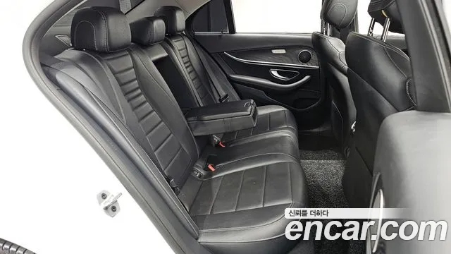 Mercedes-Benz E-Class 2019 — фото 17
