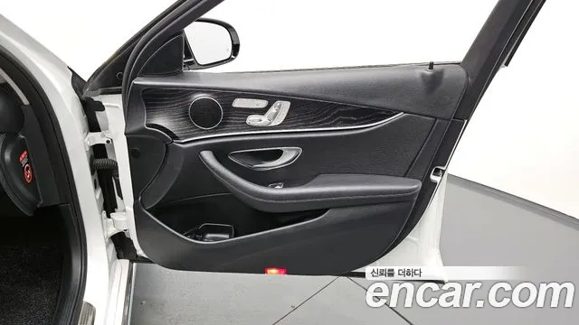 Mercedes-Benz E-Class 2019 — фото 15