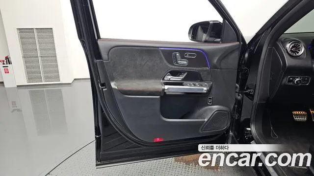 Mercedes-Benz GLB-Class 2023 — фото 13