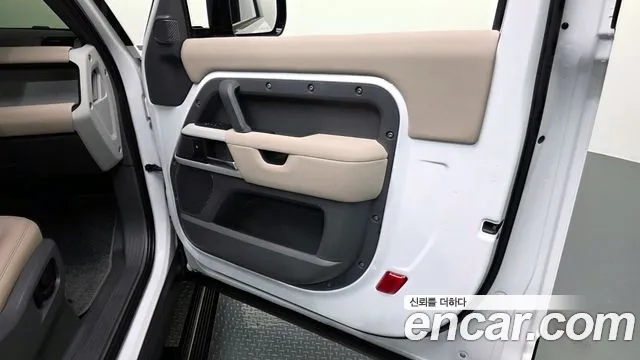 Land Rover Defender 2022 — фото 15