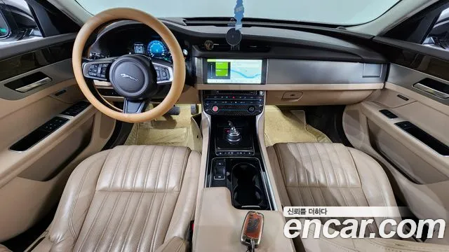 Jaguar XF 2018 — фото 10
