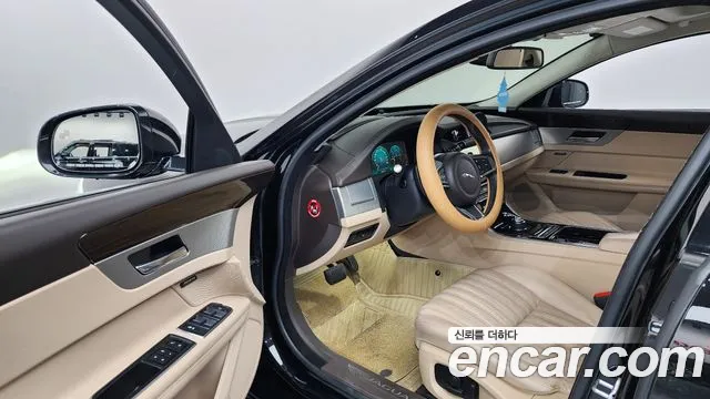 Jaguar XF 2018 — фото 13