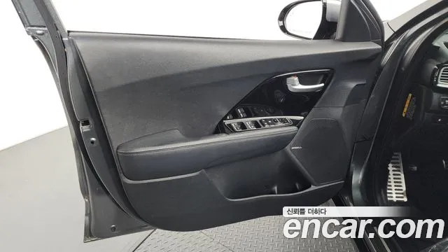 Kia Niro 2017 — фото 14