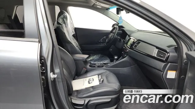 Kia Niro 2017 — фото 16