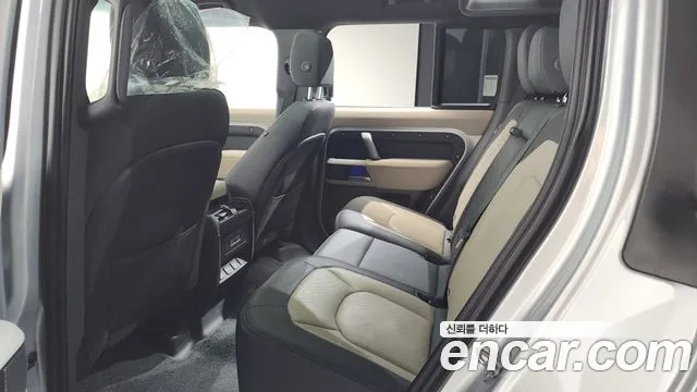 Land Rover Defender 2023 — фото 17
