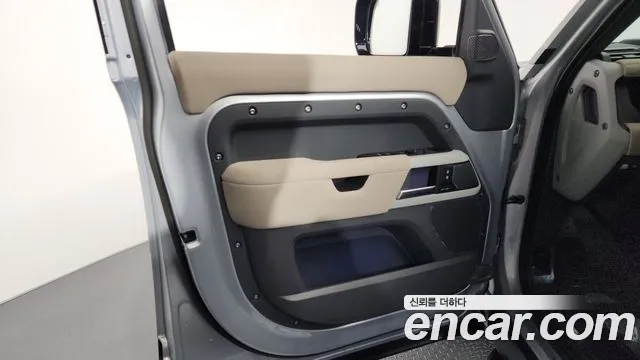 Land Rover Defender 2023 — фото 14