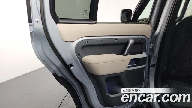 Land Rover Defender 2023 — фото 15