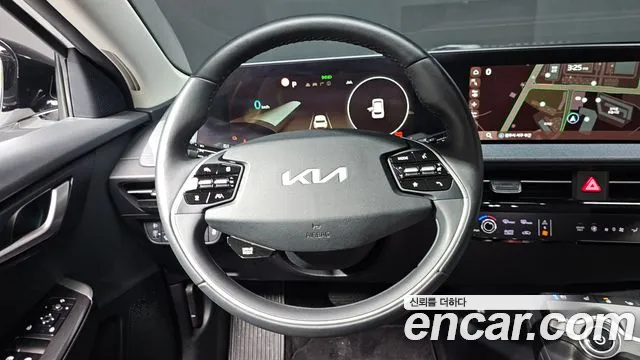 Kia EV6 2023 — фото 19