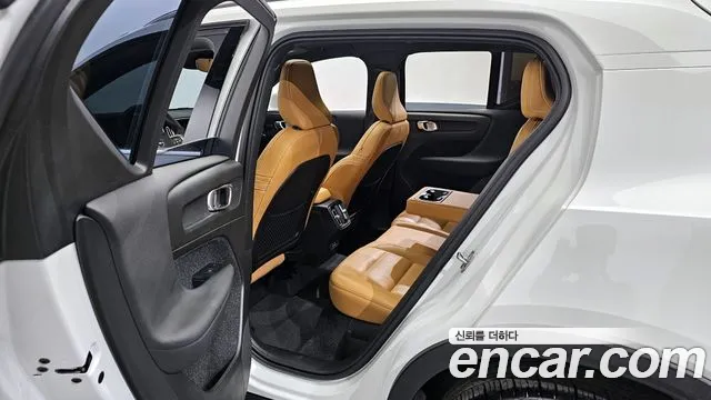 Volvo XC40 2021 — фото 18