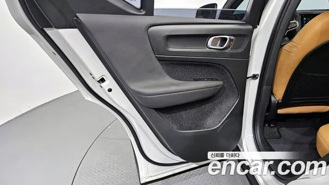 Volvo XC40 2021 — фото 15