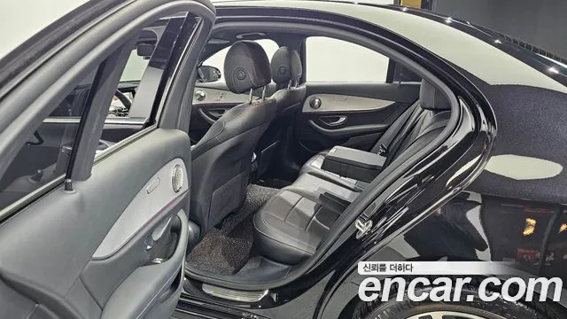 Mercedes-Benz E-Class 2021 — фото 18