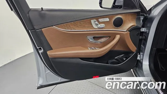 Mercedes-Benz E-Class 2021 — фото 14