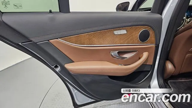 Mercedes-Benz E-Class 2021 — фото 15