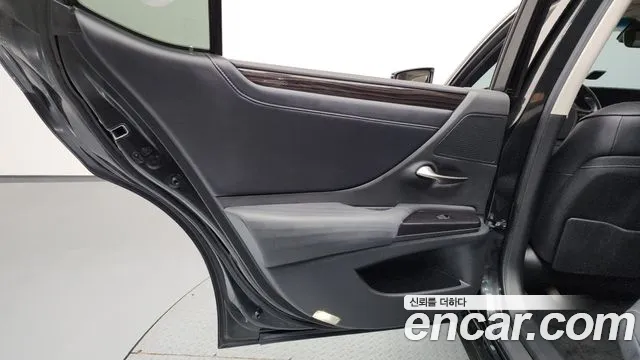 Lexus ES 2021 — фото 15