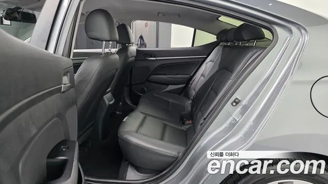 Hyundai AVANTE 2018 — фото 17