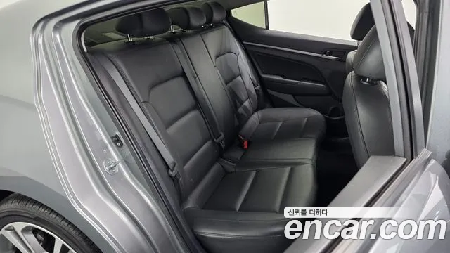 Hyundai AVANTE 2018 — фото 18