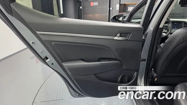 Hyundai AVANTE 2018 — фото 15