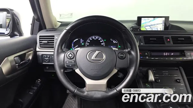 Lexus CT200h 2017 — фото 13