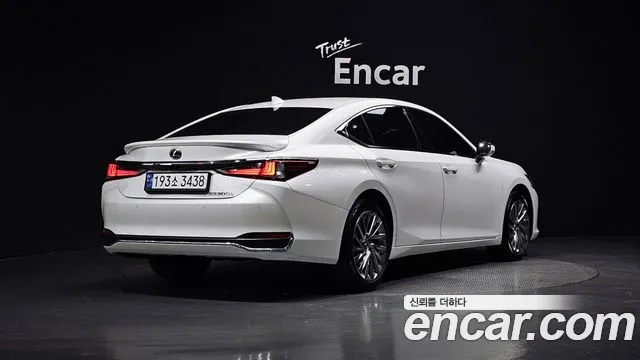 Lexus ES 2023 — фото 1