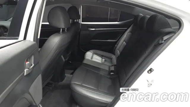 Hyundai AVANTE 2019 — фото 18