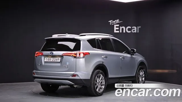 Toyota RAV4 2018 — фото 2