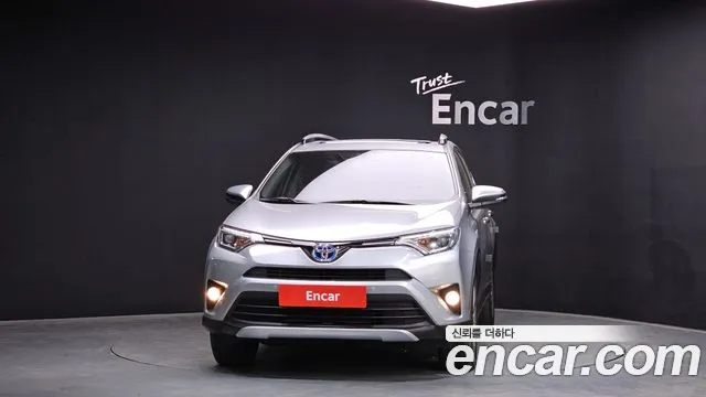 Toyota RAV4 2018 — фото 3