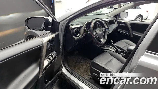 Toyota RAV4 2018 — фото 10