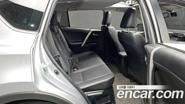 Toyota RAV4 2018 — фото 11