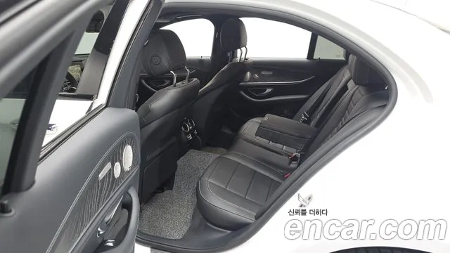 Mercedes-Benz E-Class 2023 — фото 18