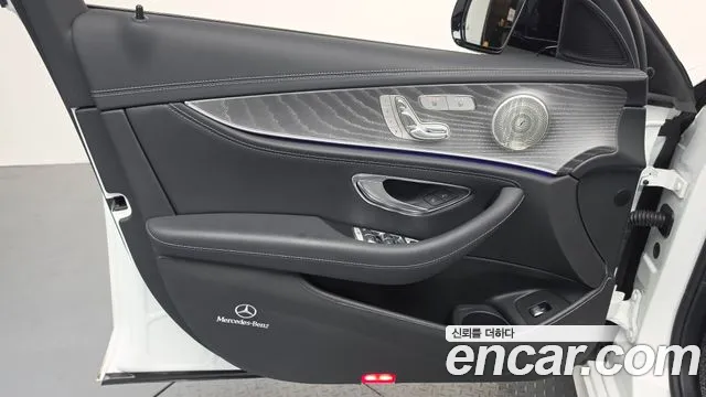 Mercedes-Benz E-Class 2023 — фото 14