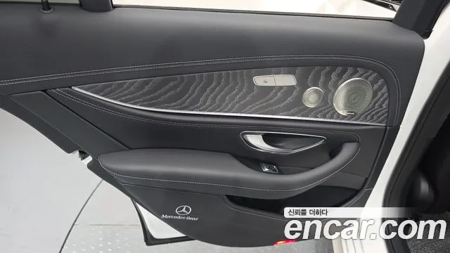 Mercedes-Benz E-Class 2023 — фото 15