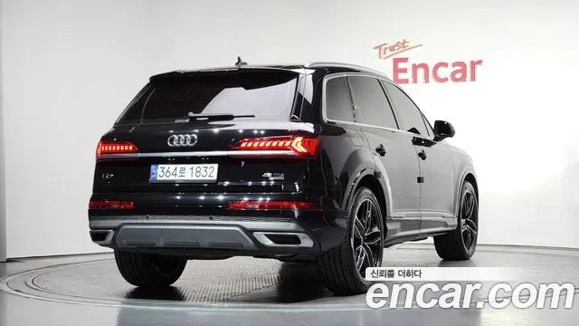 Audi Q7 2023 — фото 1