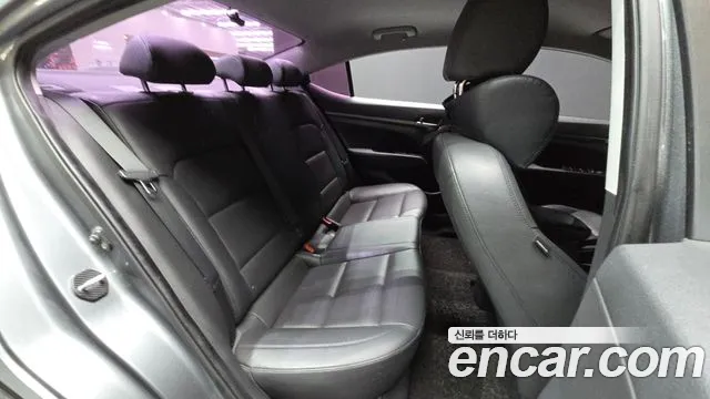Hyundai AVANTE 2016 — фото 11