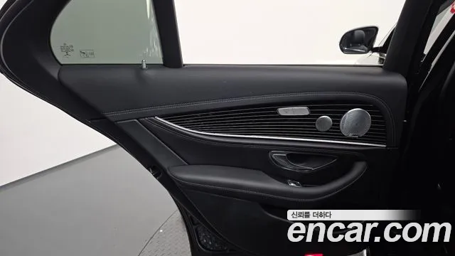 Mercedes-Benz E-Class 2019 — фото 15