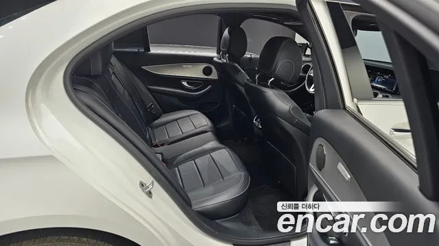 Mercedes-Benz E-Class 2019 — фото 17