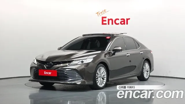 Toyota Camry 2019 — фото 1