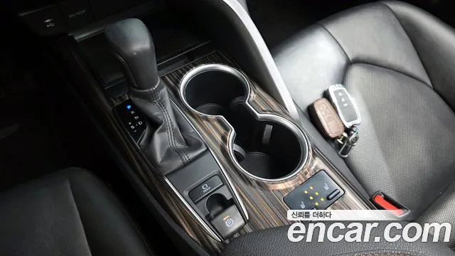 Toyota Camry 2019 — фото 12